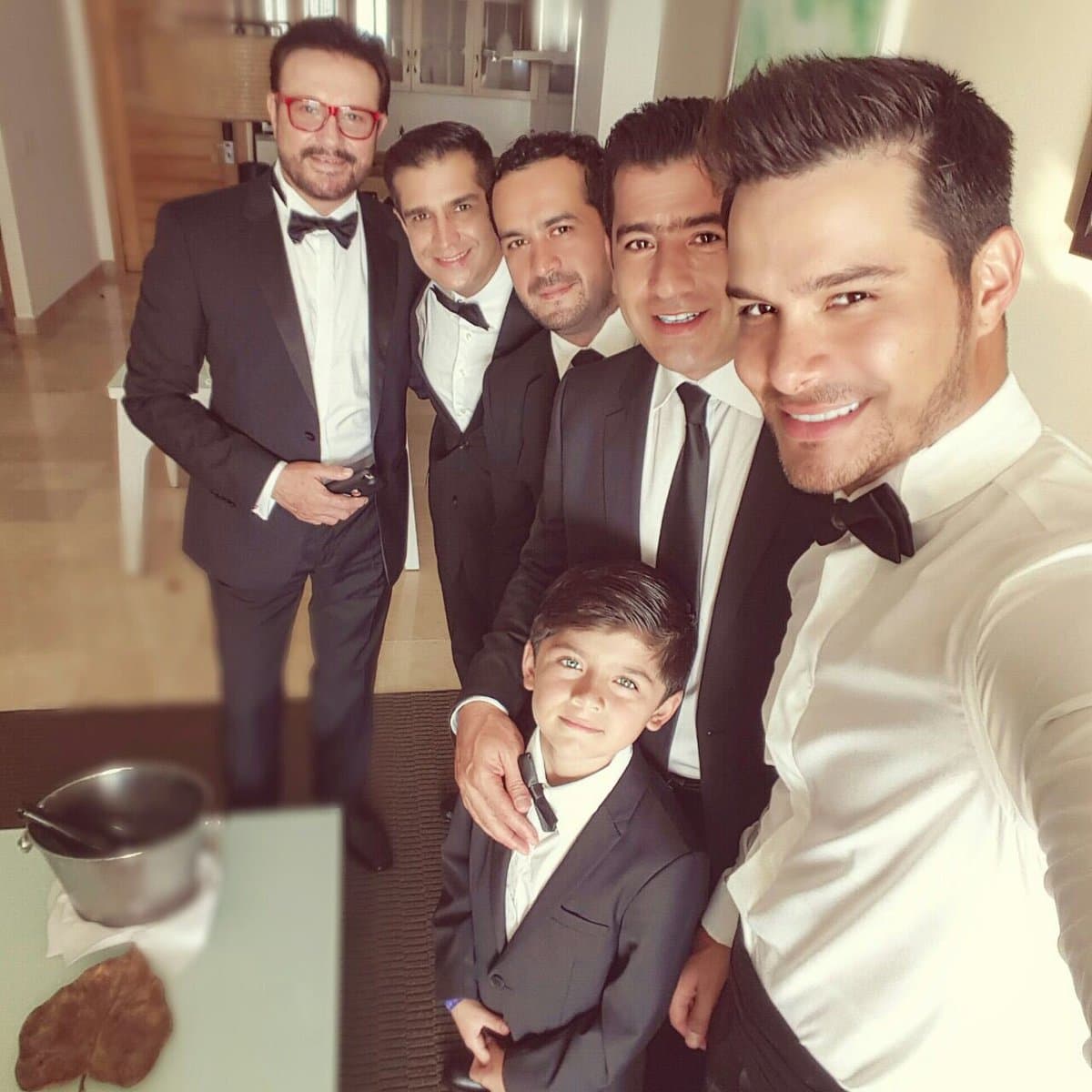 Su hijo, Brandon Peniche, heredó la galanura del actor. En esta imagen se ve al joven actor el día de su boda, presumiendo el moño que
<b><a href="http://www.univision.com/temas/arturo-peniche">Arturo</a></b> le hizo para ese gran día.