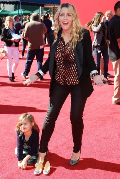 Birdie Leigh, la hija de Busy Phillips, le arruinó su paso por la alfombra roja. Como que creyó que era demasiado aburrido caminar por toda ella. Más videos de Chismes aquí.