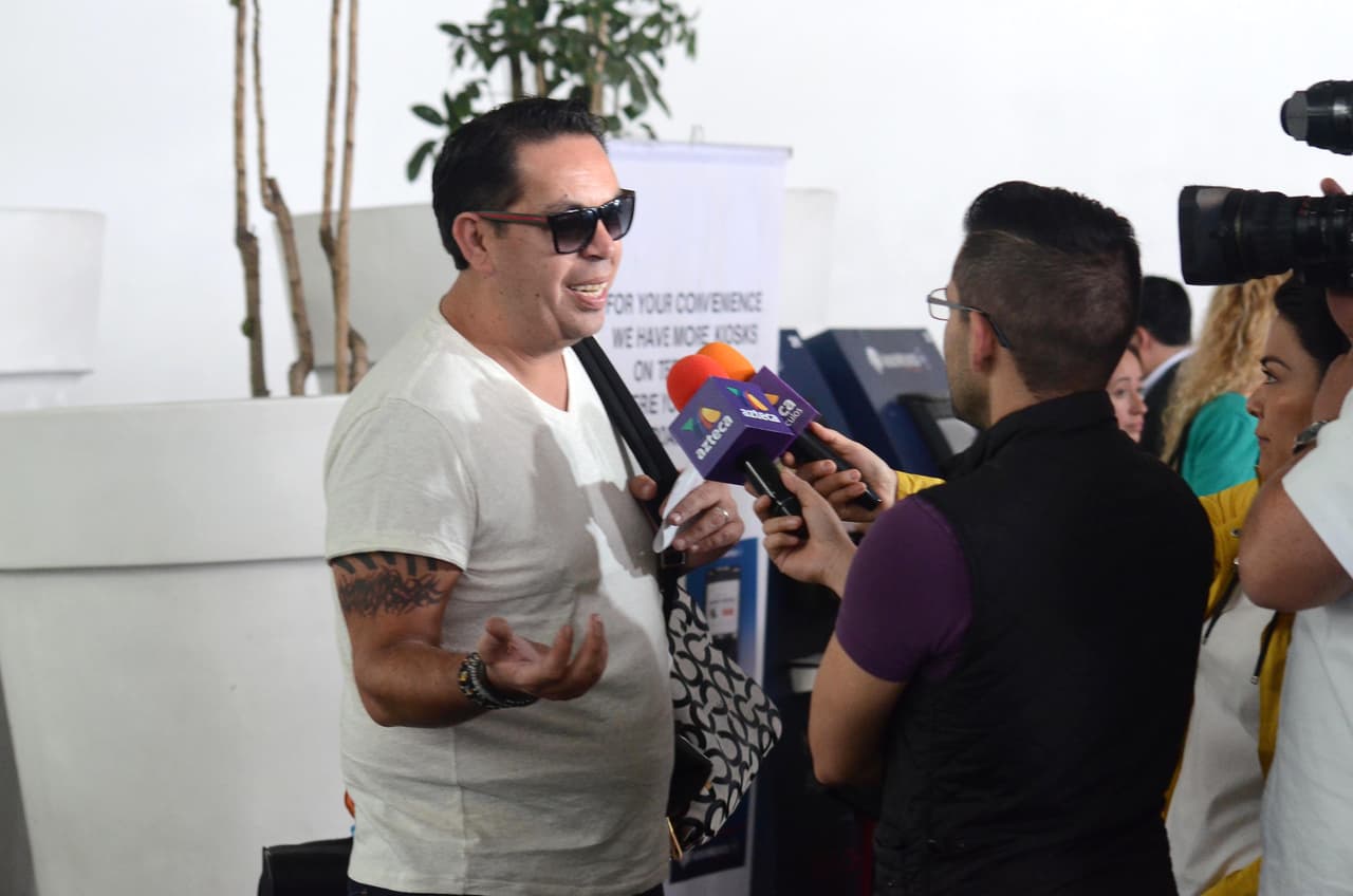 "Qué tiene que trascender lo que haya hecho alguien con su 
<b><a href="https://www.univision.com/radio/raul-brindis/lupita-dalessio-admite-haber-tenido-encuentros-amorosos-con-mujeres-video" target="_blank">vida sexual</a></b> hoy en día, si alguien lo cuestiona, si lo experimentó qué, carajo qué", agregó el músico.