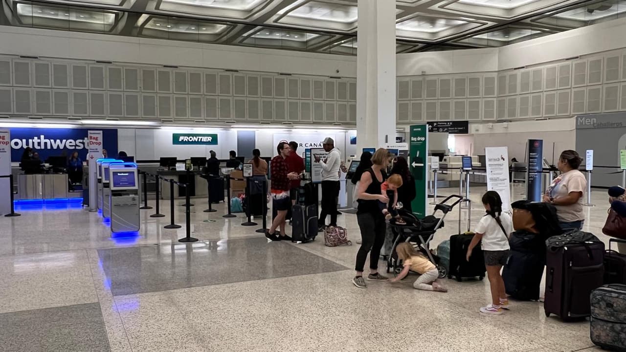 Por su parte el aeorpuerto Hobby ha cancelado casi 20 vuelos programados hacía Florida.