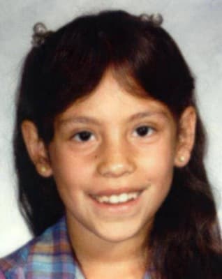 <h3 class="cms-H3-H3">Anthonette Christine Cayedito </h3>
<br>
<br>La niña de 9 años 
<a href="https://www.fbi.gov/wanted/kidnap/anthonette-christine-cayedito" target="_blank">desapareció dentro de la residencia de su familia en Gallup, Nuevo México</a>, el 6 de abril de 1986. Vestía un camisón rosa. 
<br>
<br>En el momento de su desaparición, la pequeña de ascendencia navajo e italiana utilizaba anteojos y era conocida por utilizar una cadena de plata con un pequeño colgante de cruz turquesa. 
<br>
<br>En la actualidad Cayedito tiene 44 años y la agencia especifica que tiene pecas, orejas perforadas, cicatrices en la rodilla y en el labio.