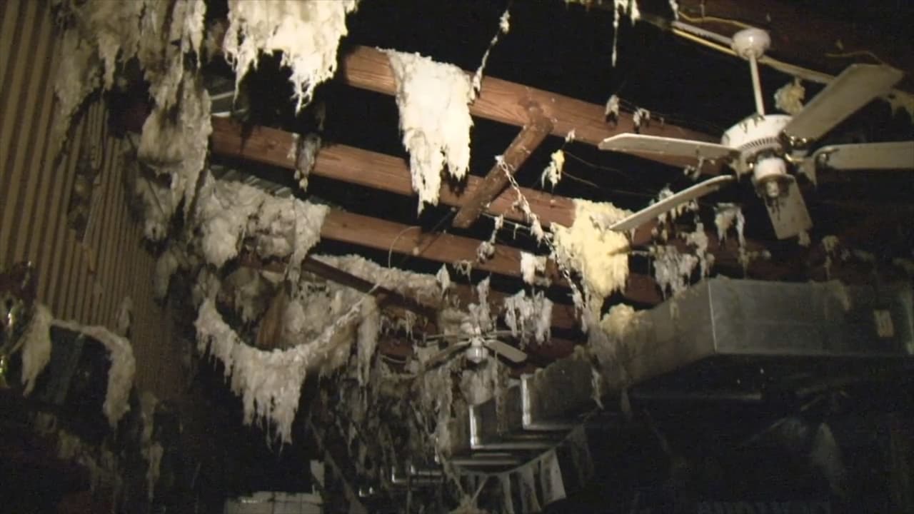 Los fuertes vientos desprendieron techos de algunas edificiaciones.