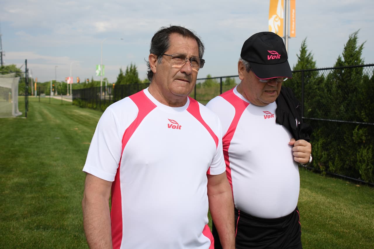 El dueño del Veracruz se encontraba en el palco vecino del de Codesal y tras varias decisiones que consideró injustas para los rojos le reclamó de forma airada y a continuación lo agredió con jalones y empujones hasta que fueron contenidos por sus acompañantes para evitar que el encuentro desencadenara en algo peor.