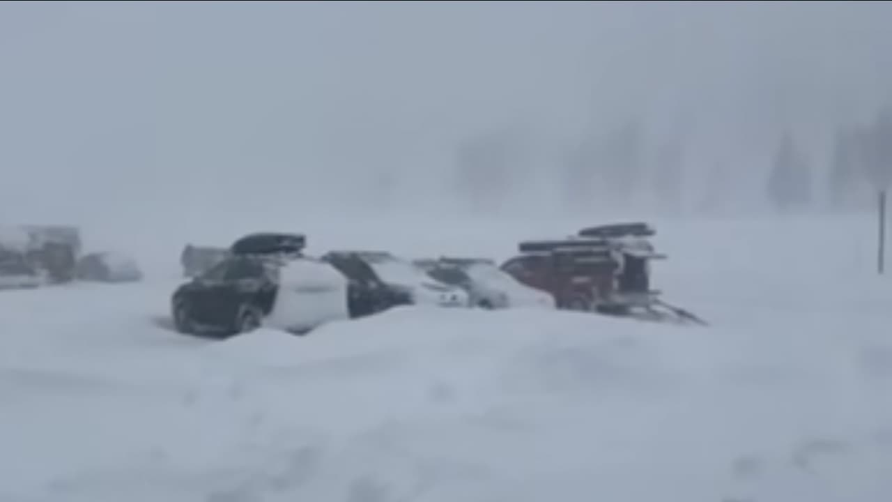 Además,
<b> seis esquiadores lograron ser rescatados con vida</b> durante la noche, tras un complejo operativo que se extendió por varias horas debido al clima severo, los fuertes vientos y el alto riesgo de nuevas avalanchas en las montañas cerca de Castle Peak, al noroeste del lago Tahoe.