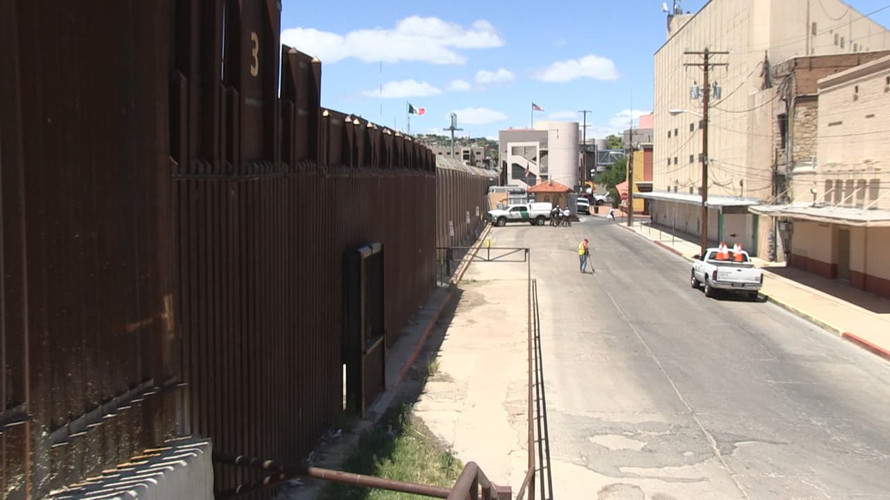 En la calle Internacional en Nogales, frente al muro fronterizo, habían estacionamientos públicos que tuvieron que ser removidos ante el ingenio de los contrabandistas.