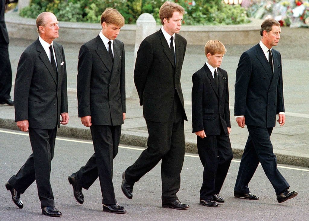 De izquierda a derecha, el duque de Edimburgo, el Príncipe Guillermo, el Conde Spencer, el Príncipe Harry y el Príncipe Carlos caminan fuera de la Abadía de Westminster durante el servicio fúnebre por Diana, Princesa de Gales, el 6 de septiembre de 1997. Cientos de miles de dolientes se alinearon en las calles del centro de Londres para ver el cortejo fúnebre.