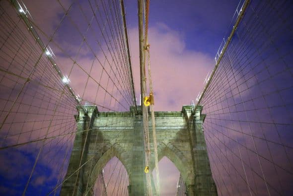 Su hijo Washington Roebling tomó las riendas, aunque tuvo un problema de descompresión, mientras trabajaba en los pozos de cimentación bajo las aguas del East River, que le impidió mantenerse a pie de obra.