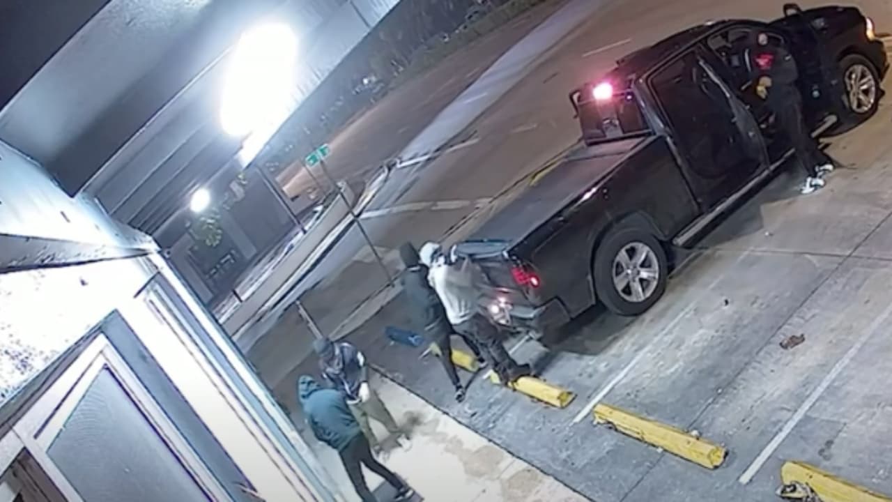 En menos de 3 minutos robaron mercancía y dinero de tienda deportiva de un hispano
