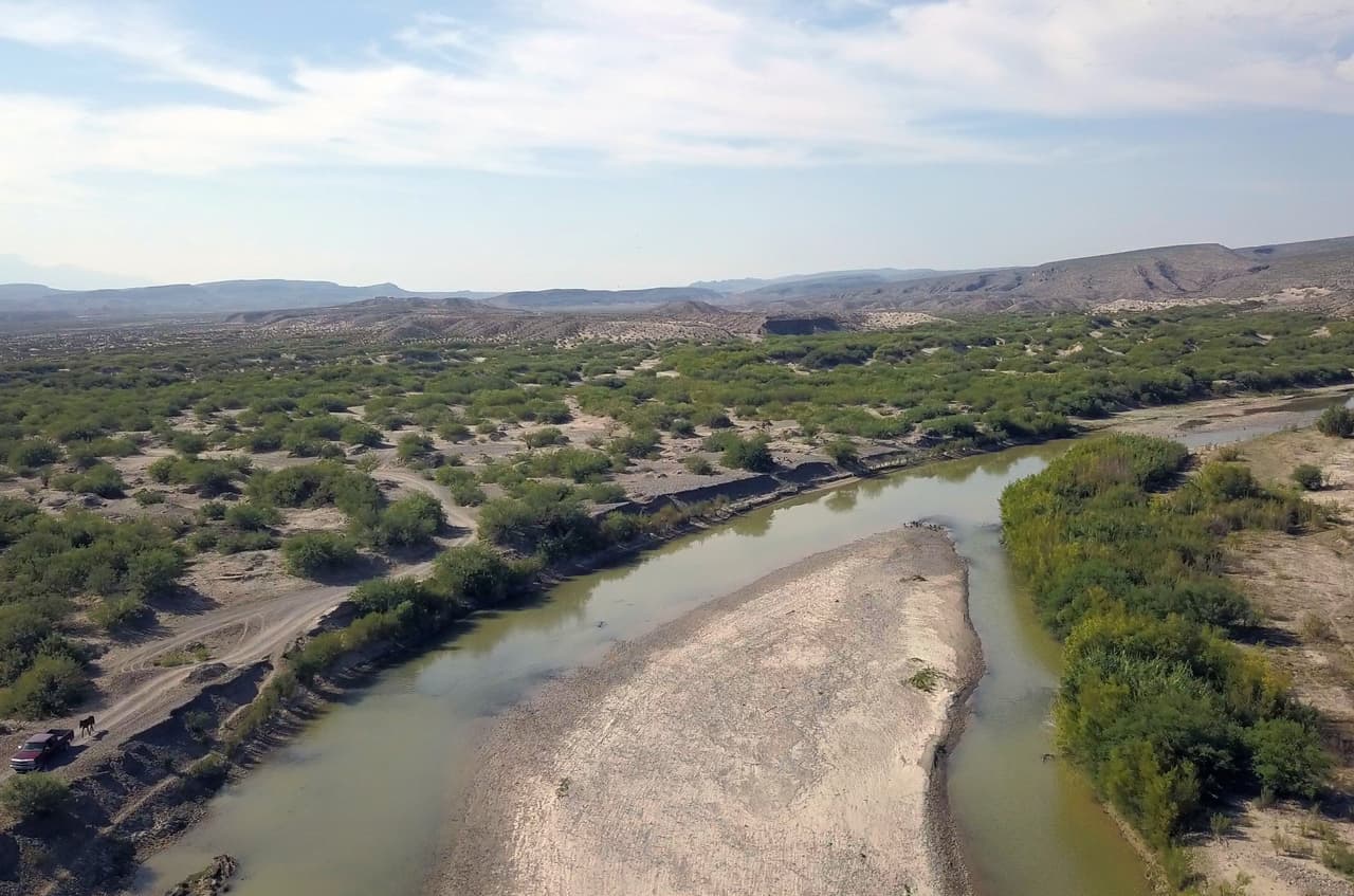 Divididos por un río. Boquillas del Carmen está separada de Estados Unidos apenas por el Río Bravo, igual que tantos otros puntos de la frontera. Esto hace que sus habitantes vivan de cruzar a los turistas a México en pequeñas canoas que reman por apenas cinco o seis metros, lo que toma llegar de una orilla, la estadounidense, a la otra, la mexicana.