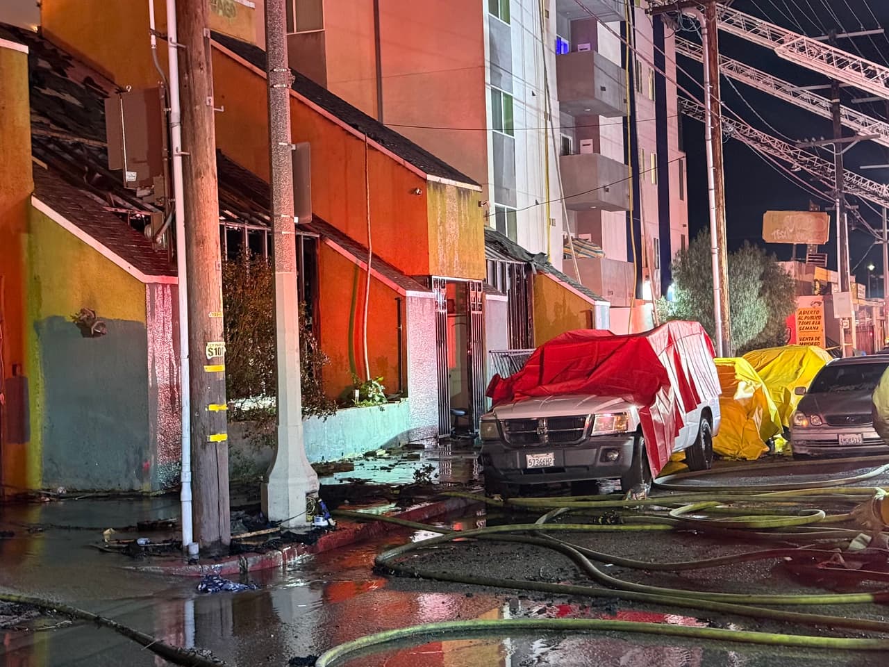 El fuego, clasificado como emergencia mayor, amenazó directamente un edificio de apartamentos de cuatro pisos adyacente, lo que obligó a una evacuación inmediata piso por piso.