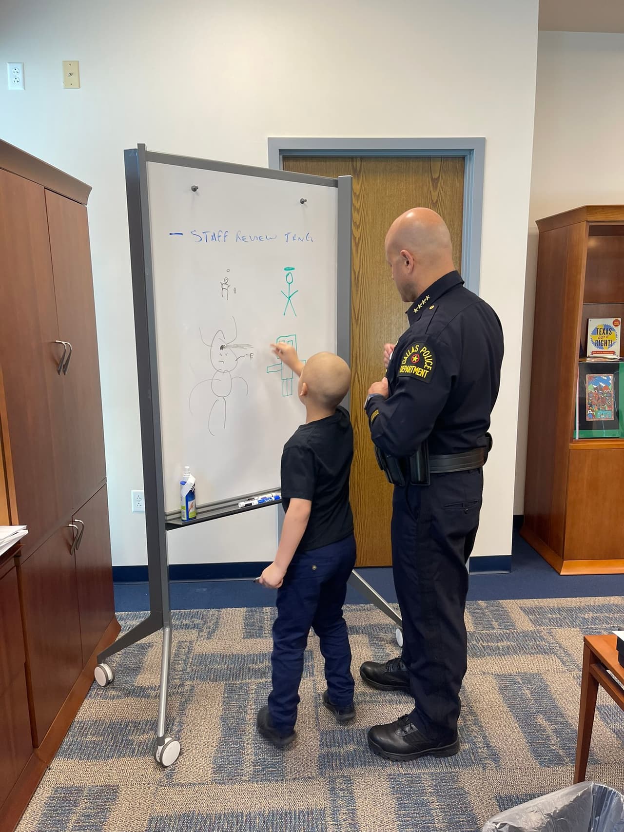 El pequeño Benner y Eddie García, jefe de la policía de Dallas, dibujaron algunas tácticas para atrapar a delincuentes.