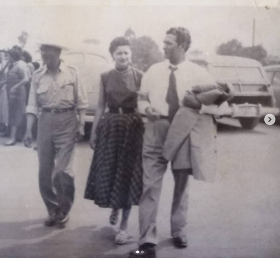 La otra, que es doctora, "le manda las medicinas". 
<br>