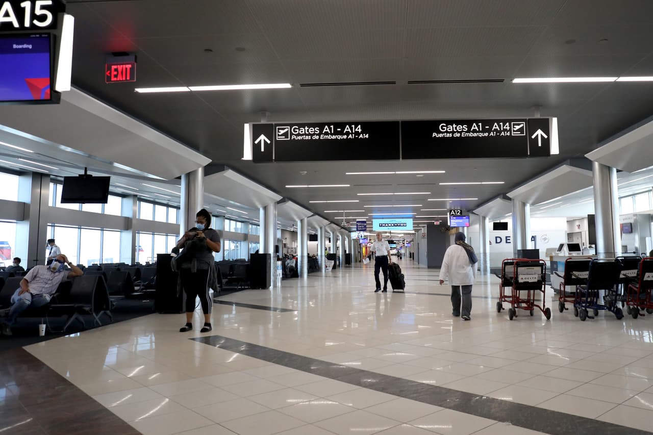 Los pasajeros esperan para abordar un vuelo de Delta con destino a Baltimore, Maryland desde el Aeropuerto Internacional Hartsfield-Jackson de Atlanta el 20 de abril de 2020.