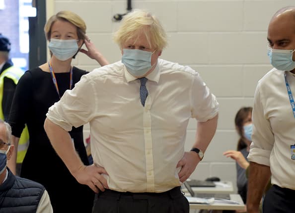 Reino Unido, en alerta ante primera muerte y posible “marea de contagios” por ómicron: ¿Una advertencia para EEUU?