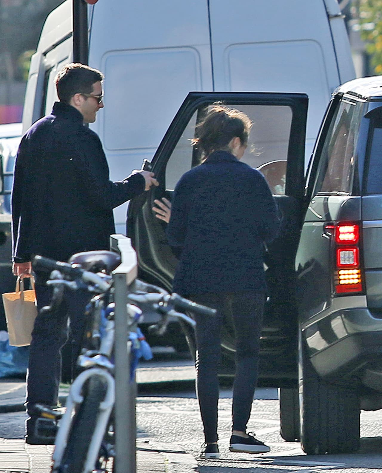 Después Jake se despidió de ella cuando llegaron a su auto.