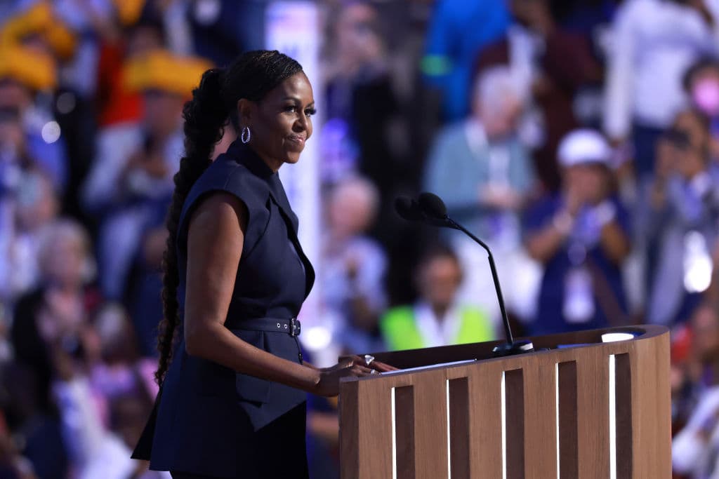 La ex primera dama Michelle Obama en el escenario durante el segundo día de la Convención Nacional Demócrata en el United Center el 20 de agosto de 2024 en Chicago, Illinois.