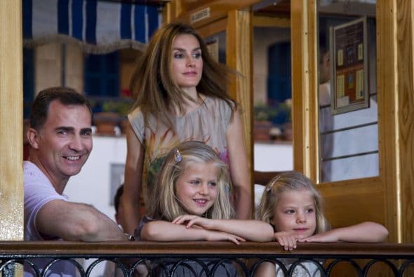 La princesa de Leonor acaba de ser nombrada princesa de Asturias y es la segunda en la línea de sucesión a la corona española.Actualmente estudia en un colegio muy cerca de sus padres, pero al igual que su padre el rey Felipe VI recibirá amplia formación militar y profesional.Sólo tiene ocho años, pero ella sabe su papel y demuestra su formación real en cada evento al que asiste. Toma clases de mandarín, ballet y practicar deporte.