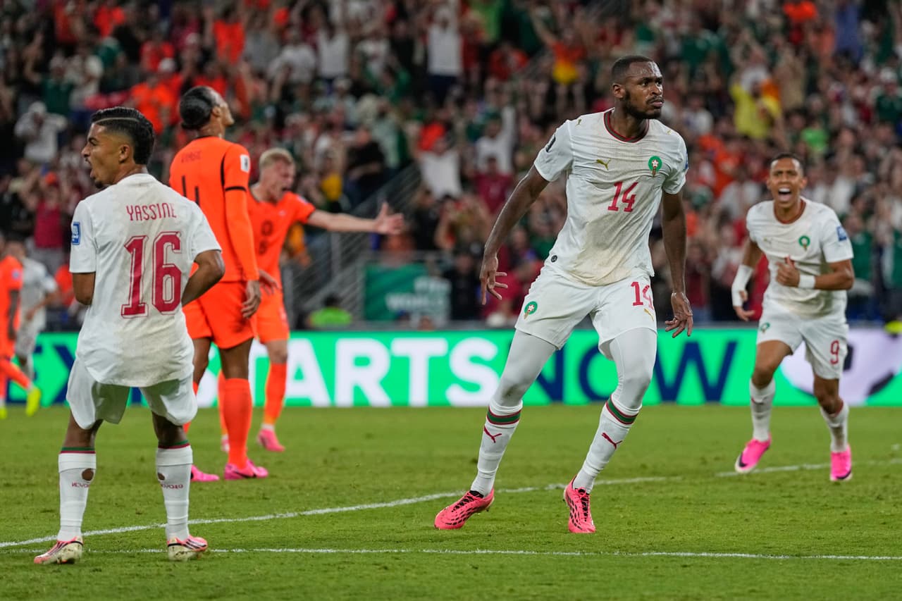 Issa Diop (14), de Marruecos, reacciona tras marcar el primer gol de su equipo durante el partido de dieciseisavos de final de la Copa del Mundo entre los Países Bajos y Marruecos en Guadalupe, cerca de Monterrey, México, el lunes 29 de junio de 2026.