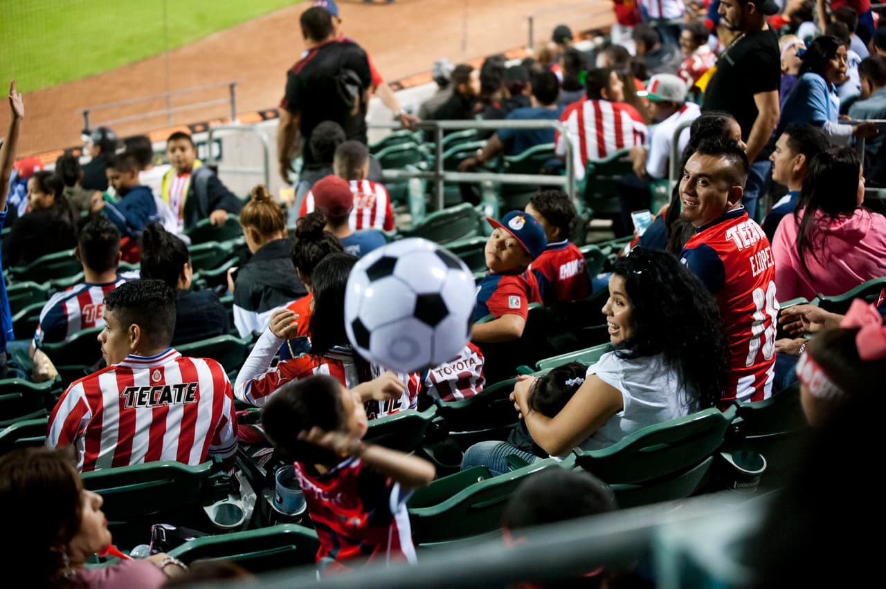 Este 12 de noviembre Chivas y Leon llegaron a Fresno con futbol de Liga MX. Leon derroto a Chivas 3-2.