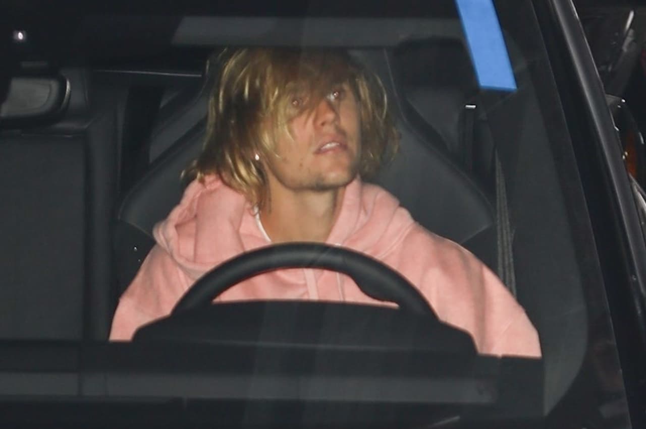 Contrario a otros artistas, como 
<b>Cardi B</b>, Justin Bieber no ha utilizado sus redes sociales para enviarle 
<b><a href="https://www.univision.com/entretenimiento/justin-bieber-y-selena-gomez-primero-van-a-la-iglesia-y-luego-a-un-hotel-en-san-valentin-fotos">un mensaje de apoyo a su exnovia</a></b> y primer gran amor.