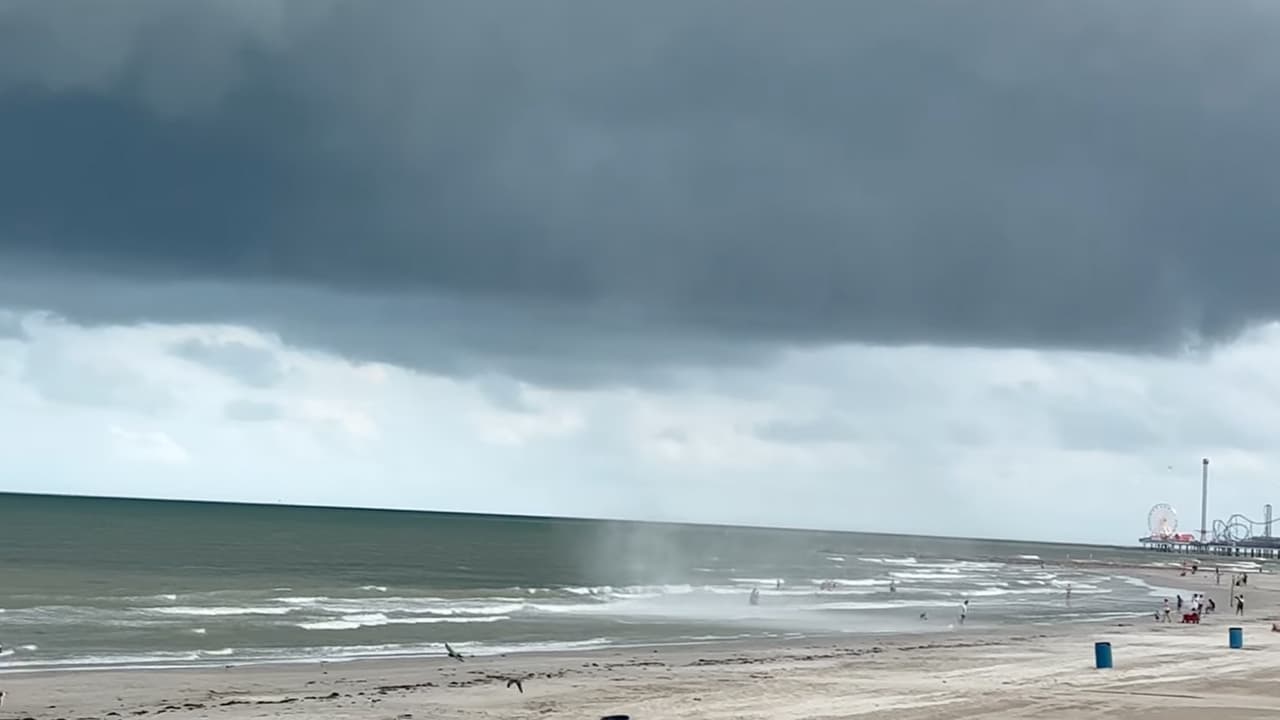 Las imágenes muestran cómo los fuertes vientos levantaron objetos que estaban en la playa.