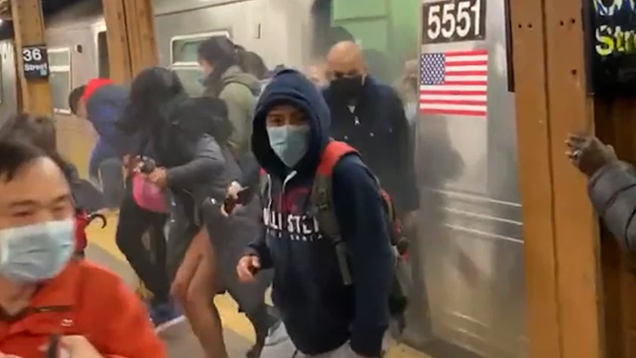 La multitud trataba de escapar de los vagones, confundida, sin entender lo que estaba sucediendo. Al menos 16 personas resultaron lesionadas, 10 de ellas por heridas de bala.