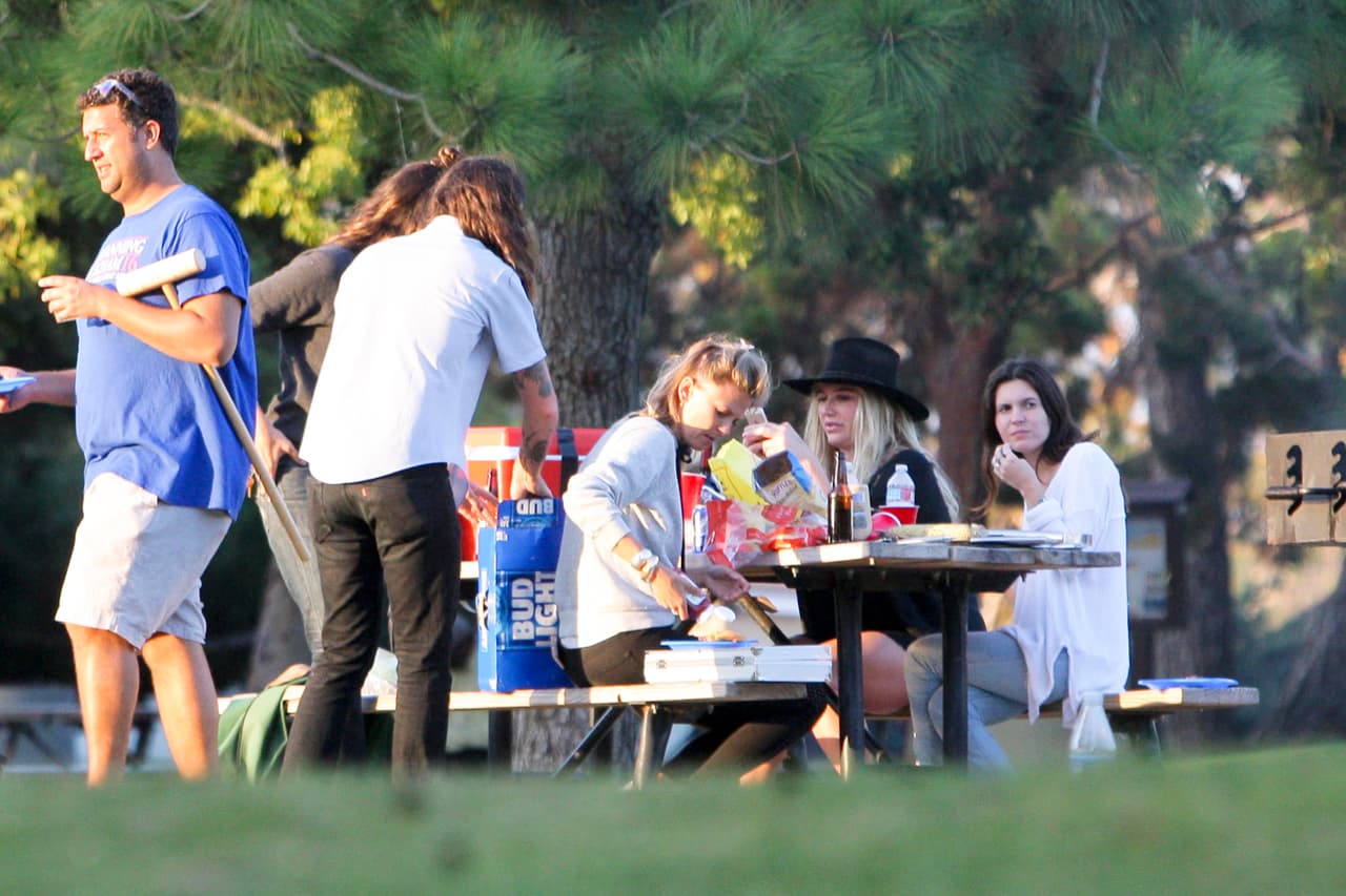Estuvo en el parque con sus amistades, comiendo y bebiendo cerveza.