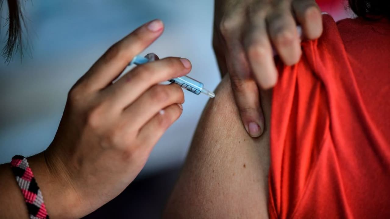 ¿Cuáles son los efectos secundarios de las vacunas contra el coronavirus? Un experto te explica