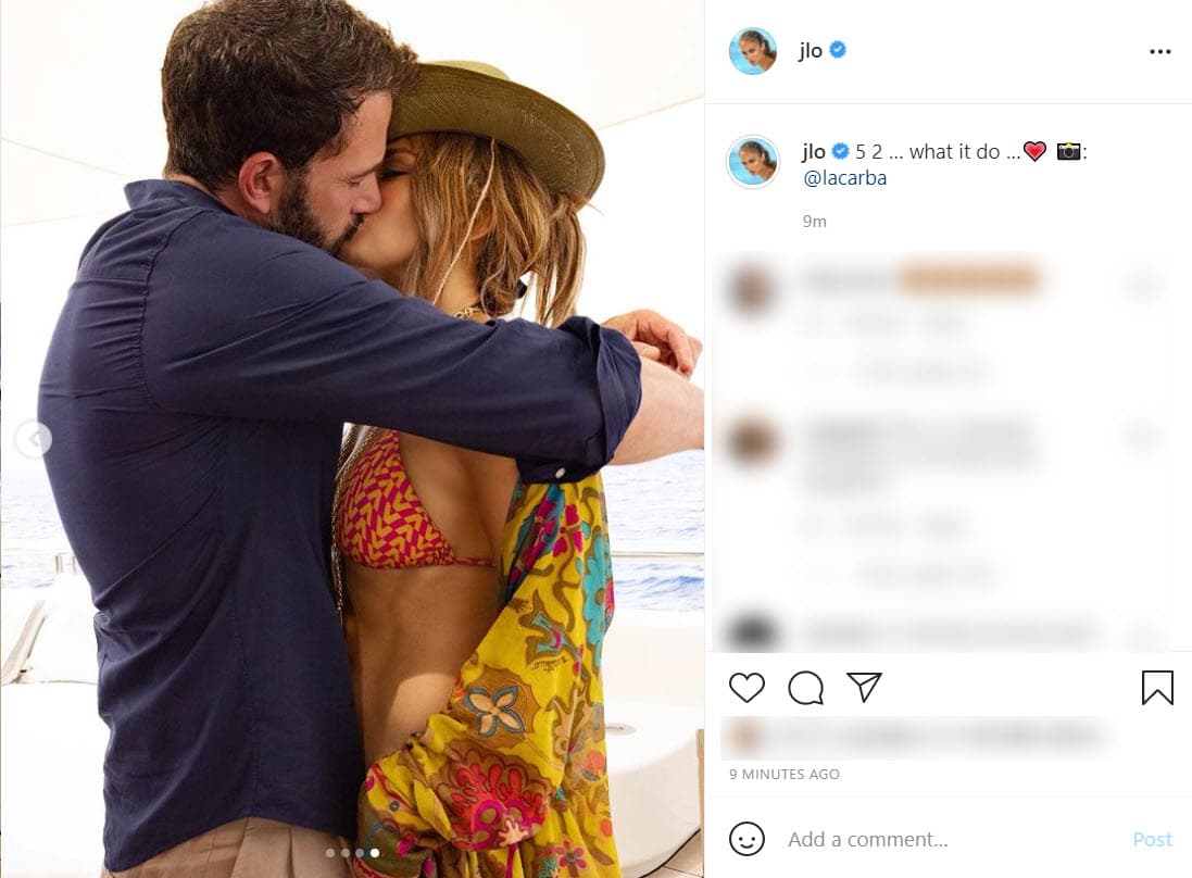 JLo publicó lo que todos sus seguidores esperaban:
<b><a href="https://www.univision.com/famosos/jlo-y-ben-affeck-ya-posan-juntos-frente-a-la-camara-asi-es-la-historia-de-su-primera-foto-sin-paparazzi-video">un beso de 'Bennifer'</a></b>.
<br>