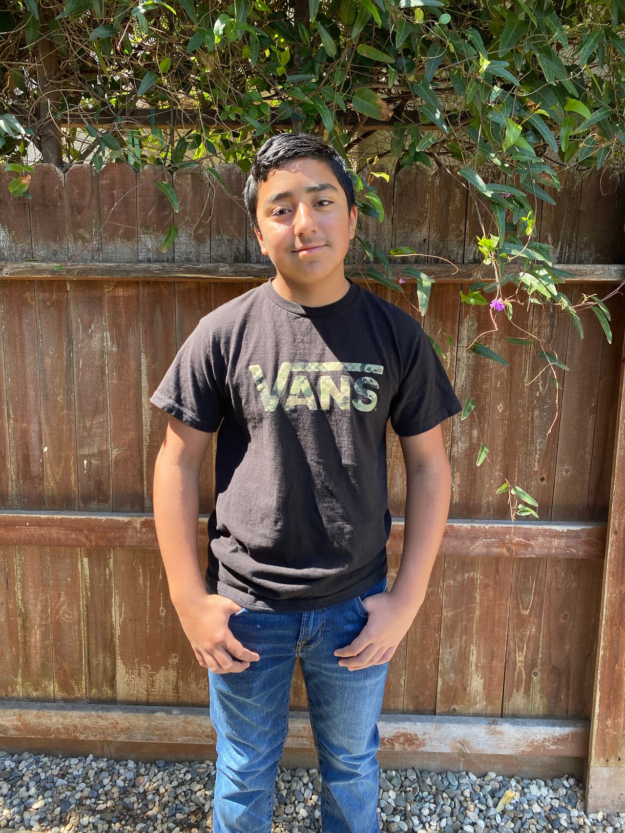 <b>Adrián</b>
<br>
<i>Southport</i>
<br>La familia de Adrián lo felicita por sus estudios y su avance a River City High School este otoño.