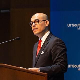 <a href="https://www.univision.com/local/dallas-kuvn/reconstruir-oportunidades-en-infraestructura-para-cada-lugar-en-dallas-la-propuesta-de-miguel-solis-para-la-alcaldia-video">Miguel Solis,</a> 32 años, mesa directiva para el Distrito Escolar de Dallas