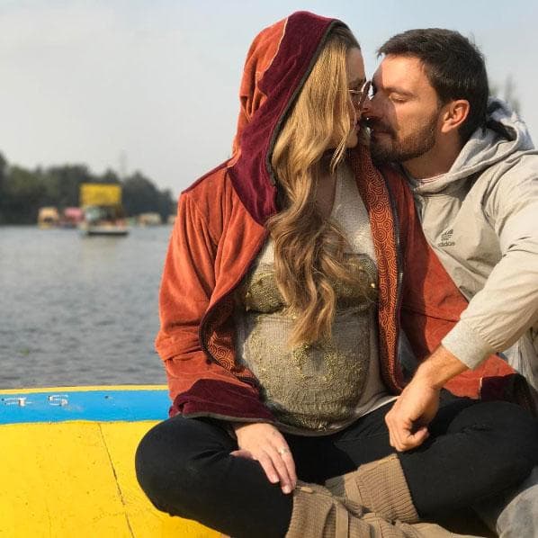 En abril del 2017, Marjorie dio a conocer que la relación con Julián Gil había terminado. La boda quedó cancelada definitivamente y desde ese momento comenzó un pleito entre ellos que parece no tener final.