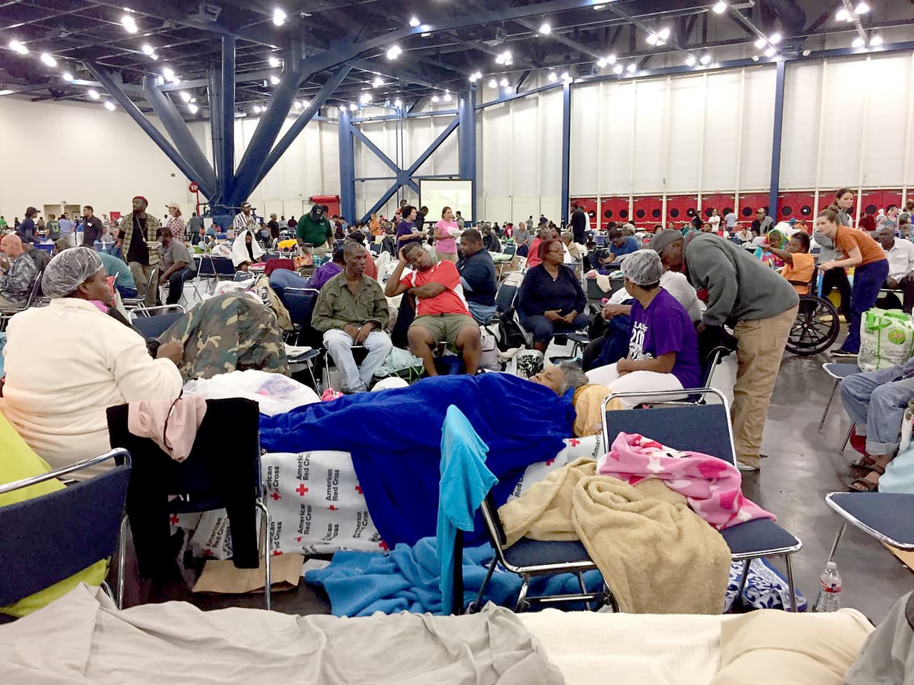 El Convention Center de Houston, que se habilitó como un refugió para los afectados por las inundaciones de Harvey, se encuentra casi al doble de su capacidad inicial.