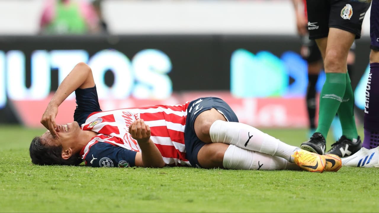 Chivas baraja tres opciones para suplir baja de JJ Macías