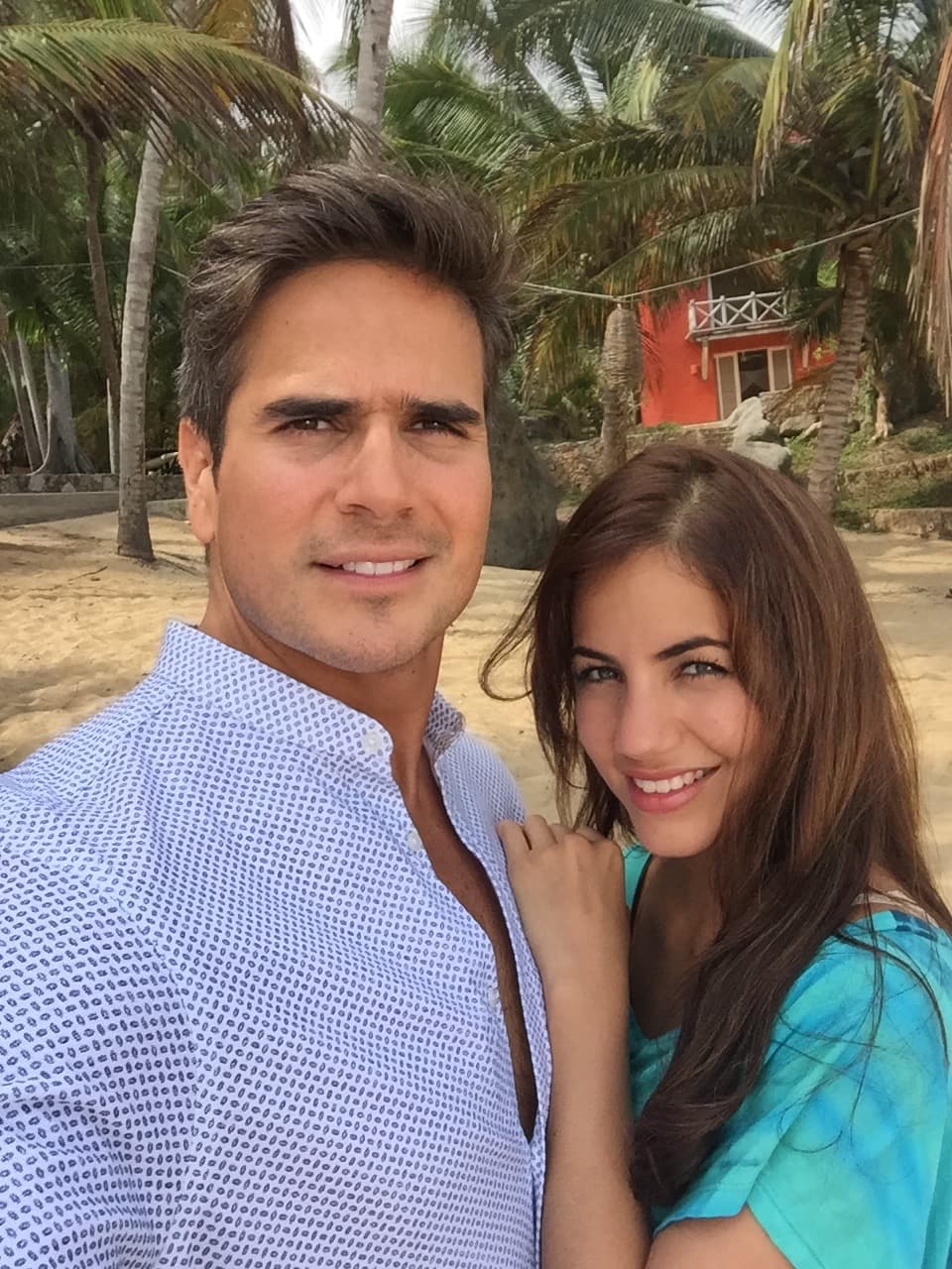 Para no perder la costumbre, Ela y Daniel nos comparten una selfie desde la playa. Síguelos noche a noche en "Despertar Contigo".