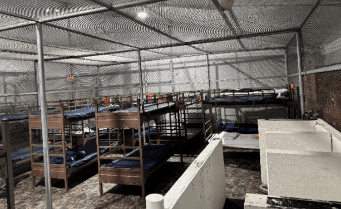 En la visita comprobaron que los dormitorios estaban distribuidos en ocho estructuras sin ventanas, sin vistas al exterior y con falta de luz natural.
<br>
<br>Cada una de estas estructuras contenía ocho unidades de alojamiento, rodeadas por vallas metálicas por todos sus lados, que medían 39 pies de largo por 23 pies de ancho (897 pies cuadrados de superficie). 
<br>
<br>Las unidades estaban coronadas por una valla metálica de 9 pies de altura.Cada unidad contaba con tres inodoros, tres lavabos y cuatro teléfonos. El mobiliario dentro de los recintos consistía en literas, sin que hubiera zonas comunes, asientos, mesas ni espacios de almacenamiento.