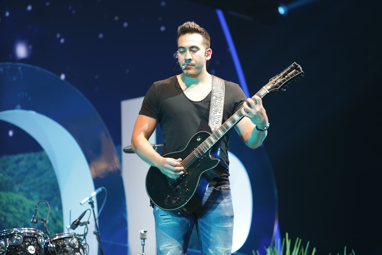 Por su parte, Armando Ramos afinaba su guitarra y daba instrucciones a su equipo de producción.