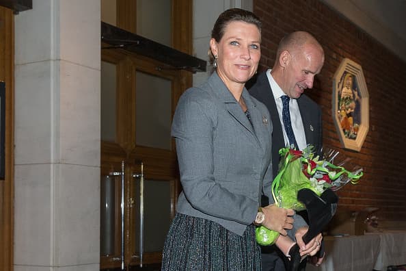 Antes, la princesa estuvo casada con el escritor 
<b>Ari Behn</b>, con quien duró 14 años y tuvo tres hijos: Maud, Leah y Emma.