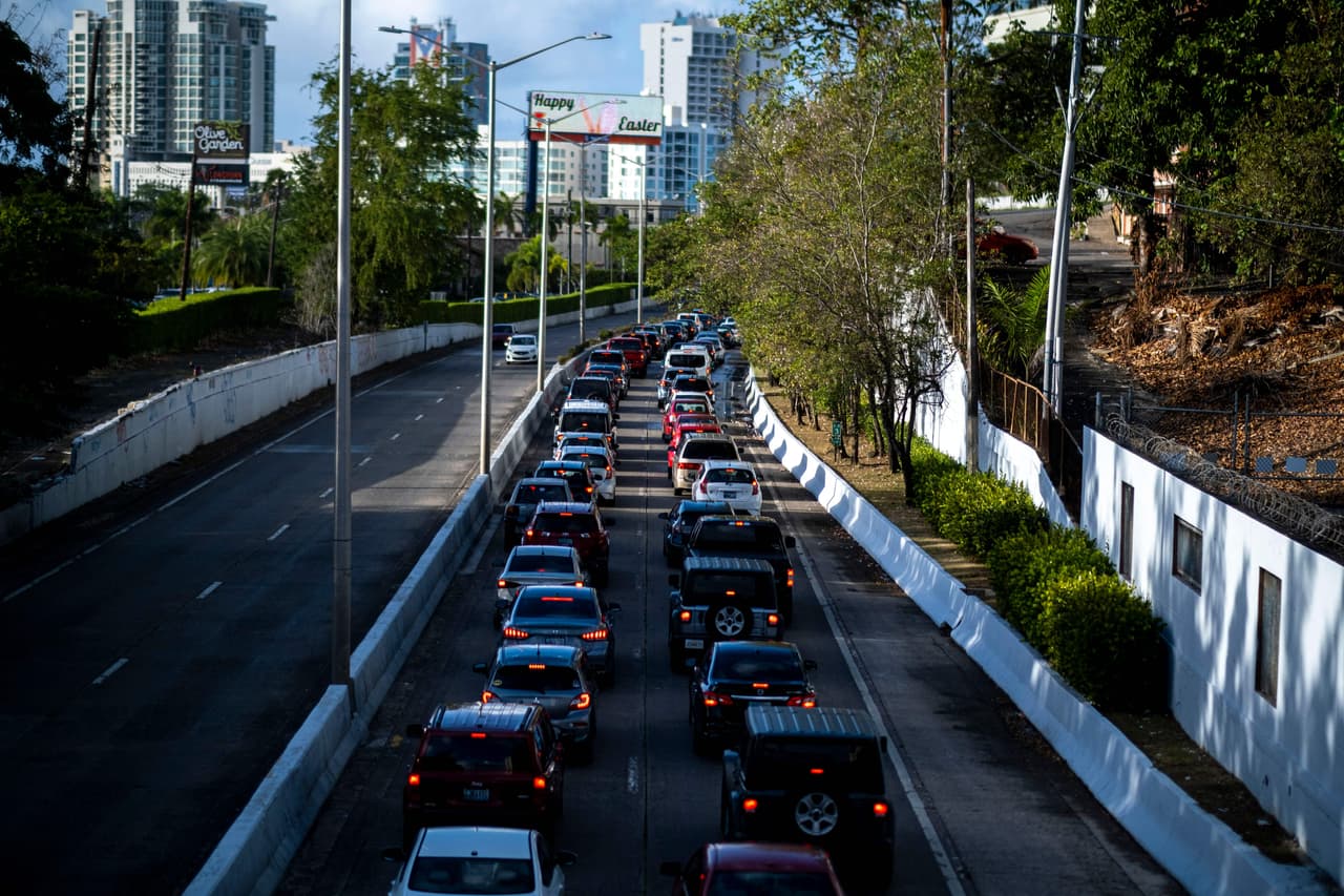 Miles de personas fueron vacunadas el miércoles contra el 
<a href="https://www.univision.com/temas/coronavirus">covid-19</a> en San Juan, 
<a href="https://www.univision.com/local/puerto-rico-wlii">Puerto Rico</a>, como parte de un evento de inoculación masiva programado para durar 15 horas. Aquí se ven autos en el tráfico camino al Centro de Convenciones de Puerto Rico, donde se llevó a cabo la vacunación.