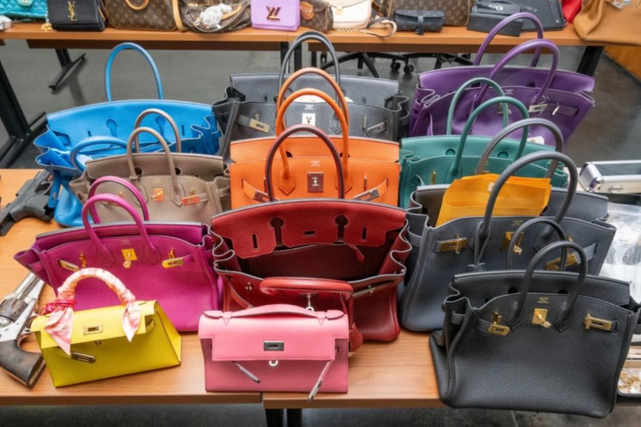 Más de 100 bolsos de diseñador, incluidos modelos de Hermès Birkin, Louis Vuitton y Chanel, fueron recuperados por la policía durante el operativo.