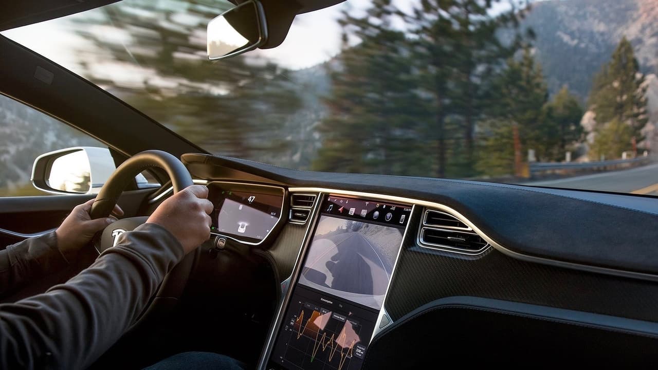 <h3 class="cms-h3-H3">Autonomía entre 400 y 500 millas</h3>
<br>Musk anunció en Twitter que la pickup Tesla tendrá una autonomía de recorrido de entre 400 y 500 millas por carga. De alcanzar este ambicioso objetivo, hasta los más fervientes detractores de Tesla no tendrán más opción admitir que la pickup eléctrica está lista para escenarios reales, especialmente si al igual que en el camión tráiler, la pickup logra recuperar el 80% de su autonomía después de solo 30 minutos de carga. El detalle importante es que tan prodigiosa recuperación, solo ocurre en los ‘Megachargers’ de Tesla.