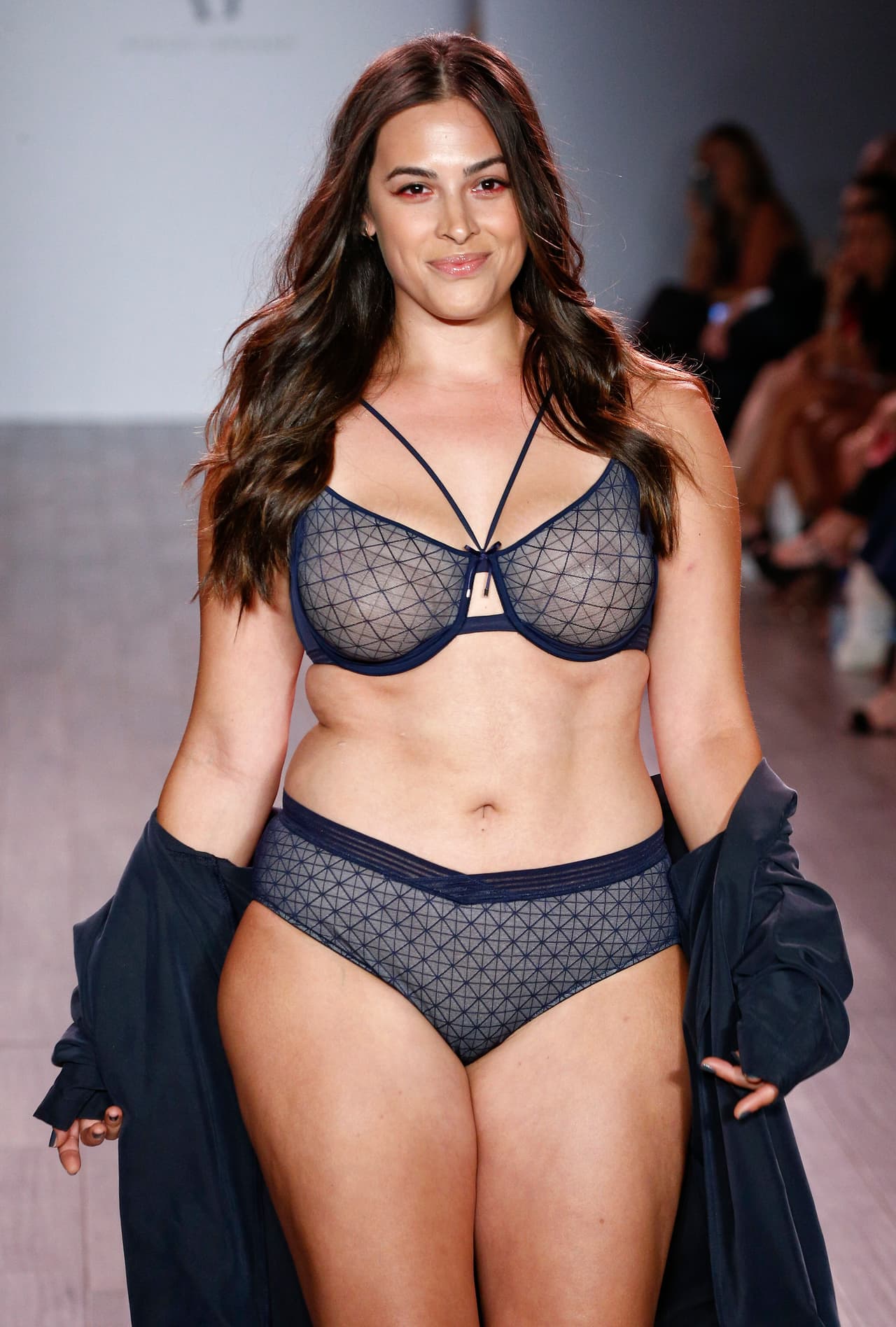 Otra imagen del desfile de la marca Ashley Graham en el que se muestra lencería de tul transparente con plumetti.