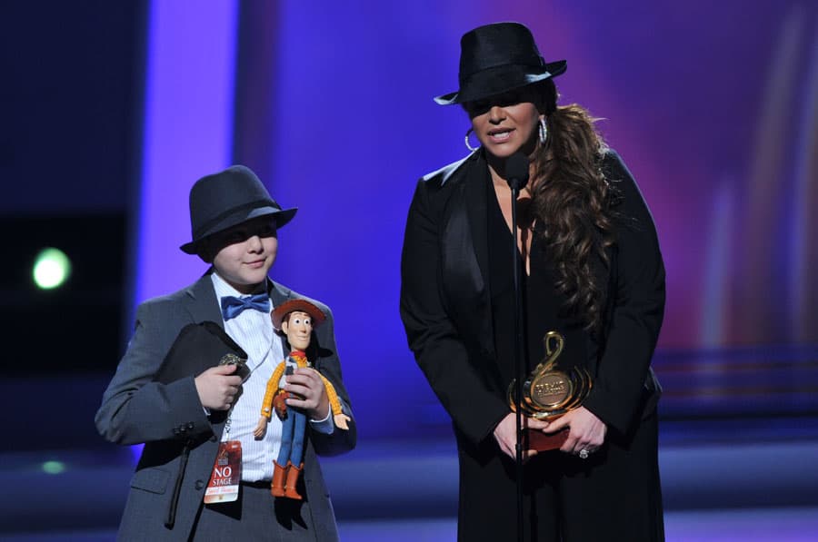 En 2011 vivimos un momento muy conmovedor. Jenni Rivera ganó en la categoría de Artista Ranchero Regional Mexicano y al subir a recoger el premio, lo hizo con su hijo Johnny López.