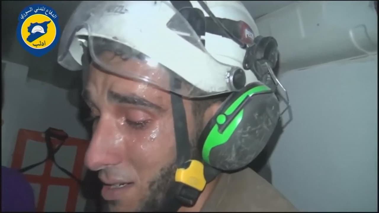 El emotivo rescate de una bebé de un mes de nacida tras un bombardeo en Siria 