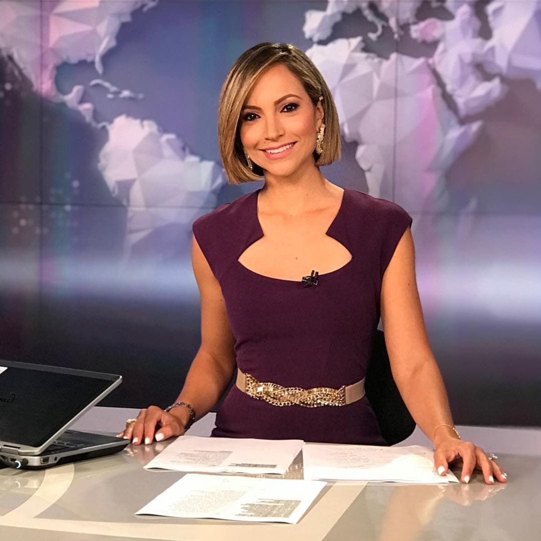 Otro tip de Maggie Jimenez fue agregar cintillos a los vestidos, así como accesorios plateados o dorados.