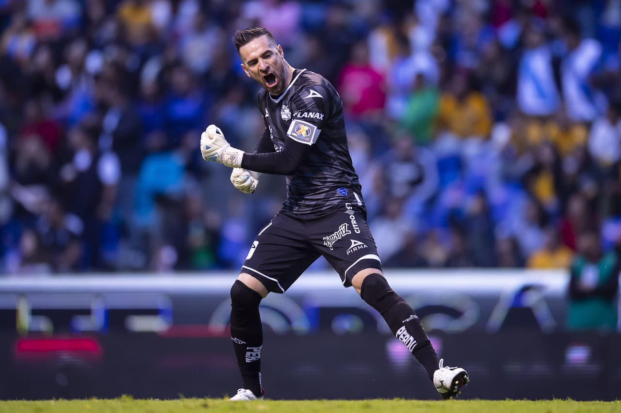 Antony Silva, que fue figura, festejaba, sabía que la victoria les aseguraba zona de repechaje una jornada más.