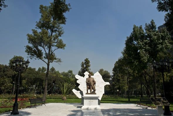 Agregaron que el GDF ofreció a la embajada de Azerbaiyán la posibilidad de instalar una Casa de la Cultura dedicada a difundir la historia, costumbres y logros culturales y artísticos de ese país por lo que consideraron que un monumento como el de Heydar Aliyev tendría mejor cabida en un espacio de esa naturaleza.