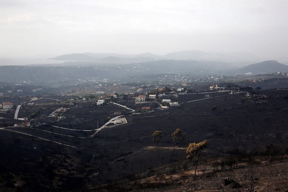 Uno de los momentos mas dramáticos de la jornada fue el hallazgo de un grupo de 26 personas, entre ellas varios niños, calcinados y abrazados unos a otros en un descampado situado entre dos complejos de viviendas en la pequeña localidad de Mati. Especialmente trágica es la circunstancia de que el terreno se encontraba a tan solo 100 pies (30 metros) del mar, al que evidentemente no lograron llegar por el avance rápido de las llamas.