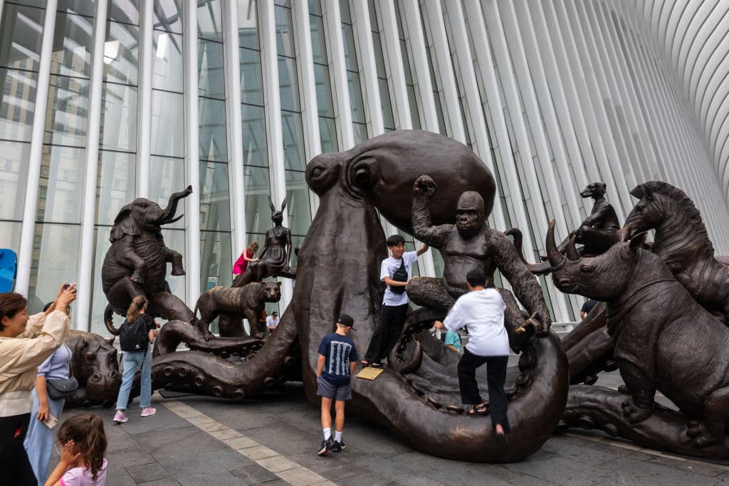 Adultos y niños se han tomado fotos increíbles en la escultura, que estará expuesta en la ciudad de Nueva York hasta el 31 de julio de 2025.