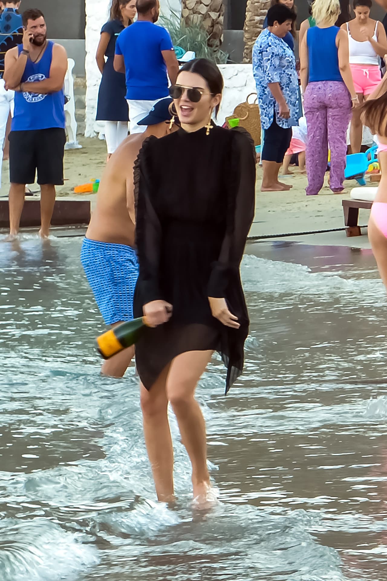 El clima en Mykonos, Grecia, está este verano por encima de los 80 grados farenheit. Sin embargo, Kendall Jenner se metió al mar con un vestido negro, largo y con los brazos cubiertos junto a su amiga su Bella Hadid.